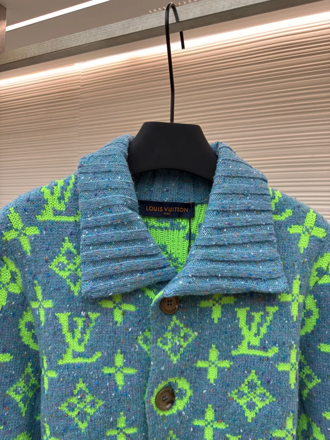 LOUIS VUITTON green yarn woolen jacket ●Authentic product: Purchased and developed for 12900 ●Item number: 1680367-C65 ●Fabric: wool fabric ●Technology: woolen making ●Version: loose fit ●Weight: about 850 grams ●Size: XS-S-M-L ●Description: This colored yarn is not in stock in the market. In order to restore the 1:1 effect of the original version, we use 100% wool to make a 1:1 color customization based on the original version. Customize the count of the original version + customize the color points on the original color yarn + customize the color of the original color yarn. The customization and coloring of the yarn alone takes 3 months. The dyeing cycle of the color yarn is long and time-consuming. The coloring and color testing is repeated more than 5 times before the final effect is determined; the loom adopts the latest 2022C The ixing 5-needle ultra-fine machine uses a 1:1 parallel knitting method based on the original version. Each piece takes 210 minutes. It is not like those ordinary computerized flat knitting machines. In order to rush the goods, the speed is turned to the limit. The stitches of the knitted pieces are of different sizes, with lettering and patterns. For our entire garment, the texture of the pieces is cleaned, without lettering, and there will be no patterning on the pieces, which greatly ensures the texture and clear texture of the pieces. The overall wiring is straight and delicate, the fabric is comfortable and soft, and the color is consistent without color difference. It can be matched with the same style to create a fashionable look and control various occasions. Customized accessories, complete with three standards, same style for men and women!